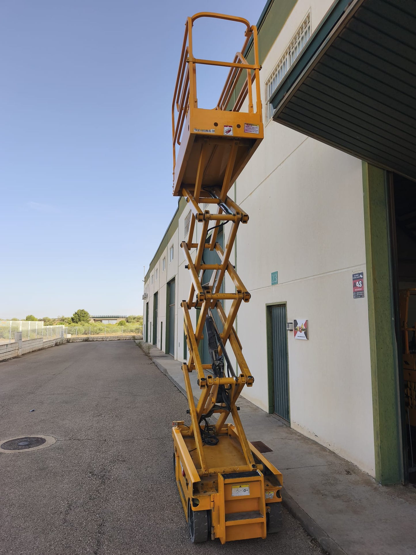 Plataforma elevadora compact 10 lateral