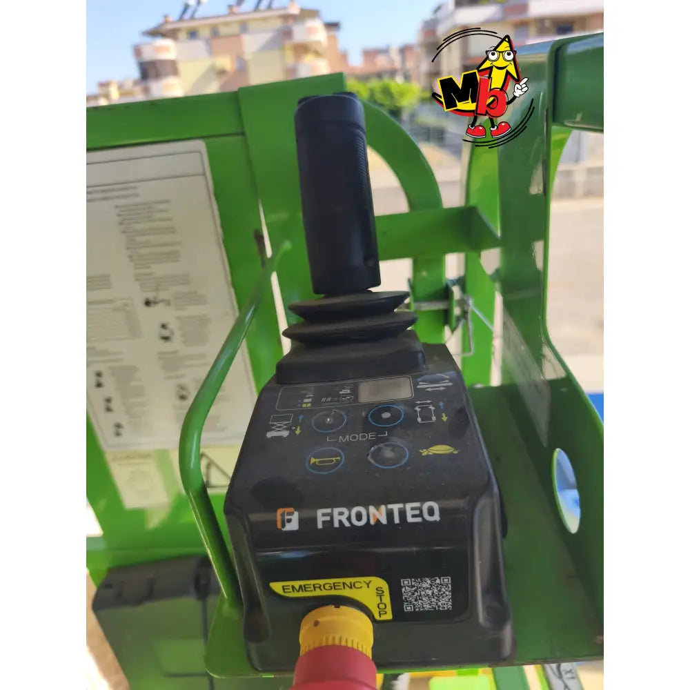 Detalle del panel de control y joystick de la minitijera Fronteq FS0507T