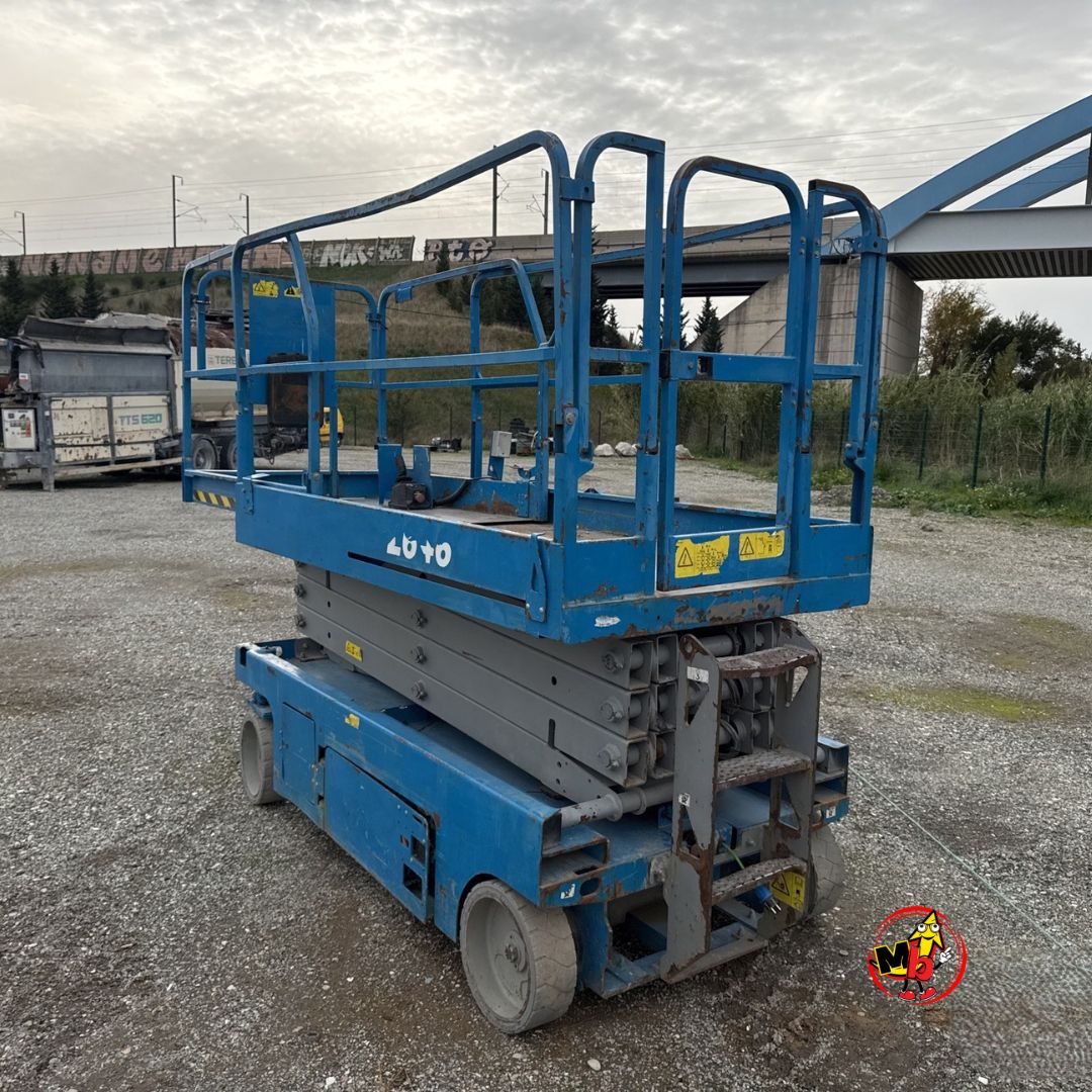 Escalera de acceso de la plataforma elevadora Genie 2046.