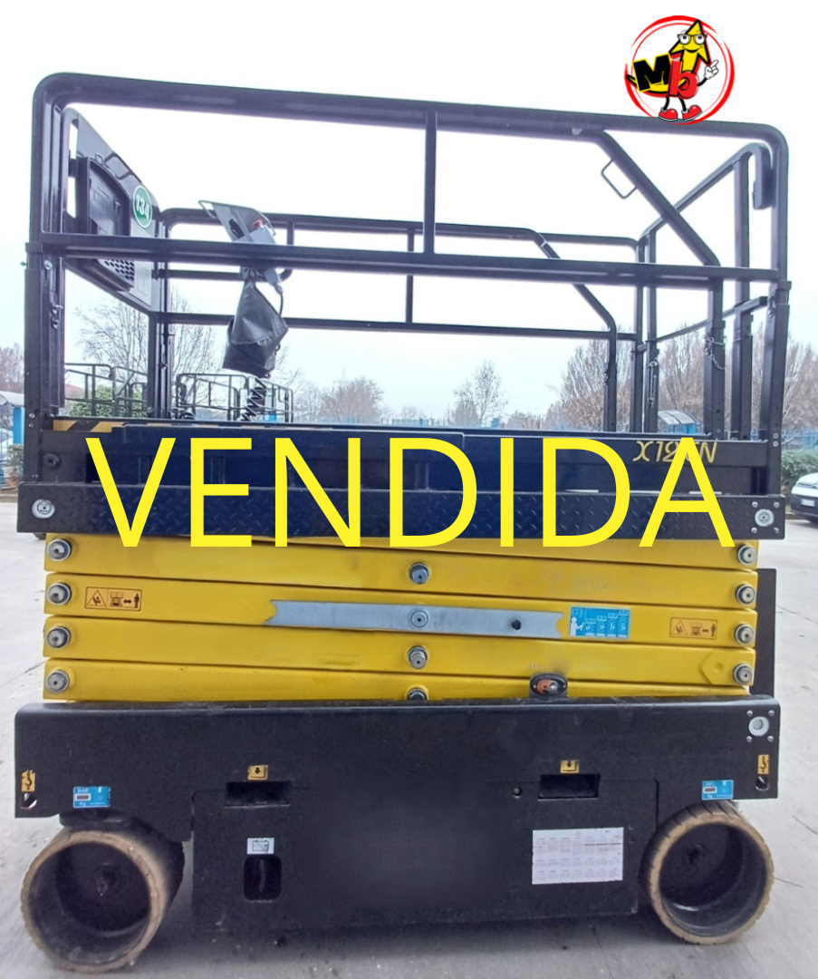 Plataforma elevadora eléctrica Airo X12 de 2017 trabajando en altura en interior industrial