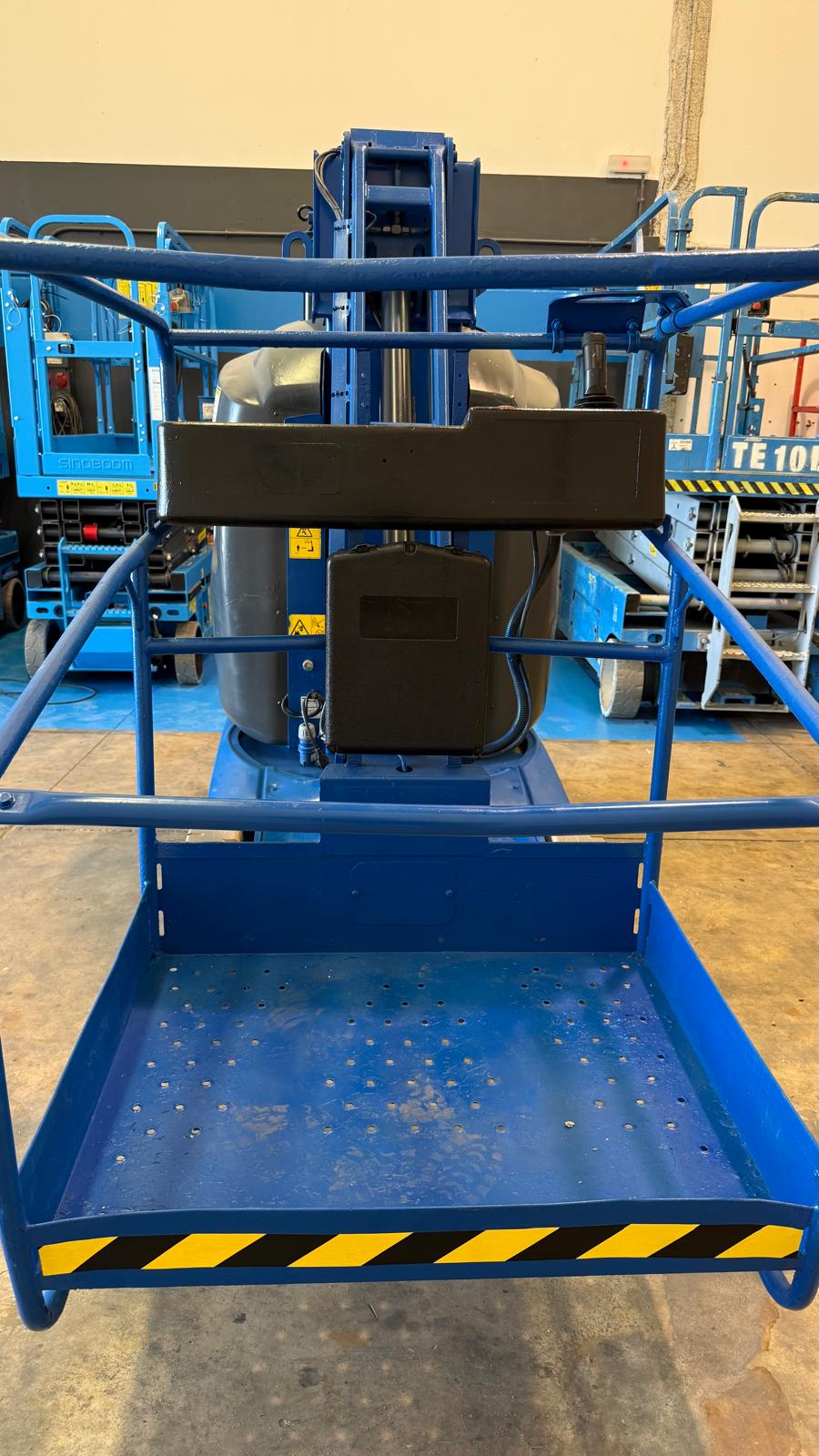IT: Cestello di protezione con pannello di controllo joystick per l'operatore sulla Genie GR-26J.
ES: Cesta de seguridad con panel de control por joystick para el operador en la Genie GR-26J.
