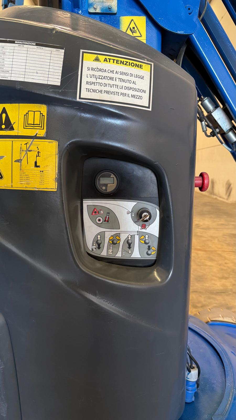 IT: Dettaglio del display contaore della piattaforma Genie GR-26J che mostra solo 246 ore di lavoro reali.

ES: Detalle del contador de horas de la plataforma Genie GR-26J mostrando solo 246 horas reales de trabajo.
