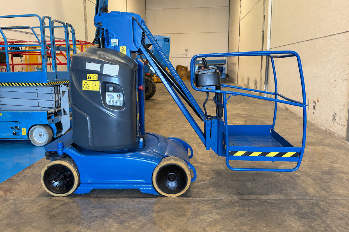 Plataforma Genie GR-26J con brazo articulado Jib extendido en altura y cesta de trabajo. / Piattaforma Genie GR-26J con braccio articolato Jib esteso in altezza e cestello di lavoro.