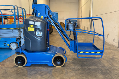 Plataforma Genie GR-26J con brazo articulado Jib extendido en altura y cesta de trabajo. / Piattaforma Genie GR-26J con braccio articolato Jib esteso in altezza e cestello di lavoro.