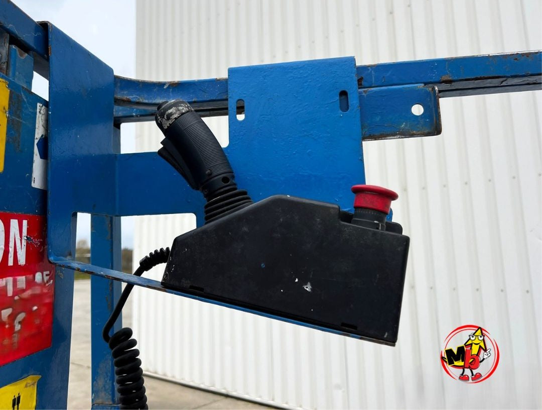 Panel de control de la Genie GS-1932 con sus botones y joystick.