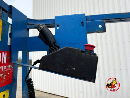 Panel de control de la Genie GS-1932 con sus botones y joystick.