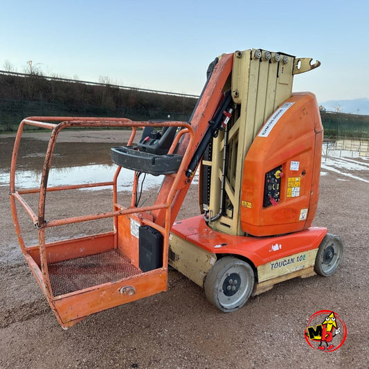 JLG Toucan 10E vista lateral mostrando su mástil vertical