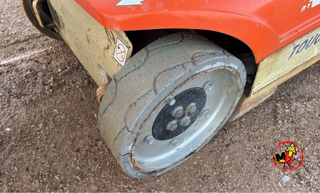 Máquina elevadora eléctrica Toucan 10E con sus ruedas destacadas.