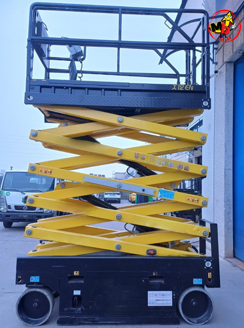 Airo X12 en posición elevada mostrando estabilidad y alcance