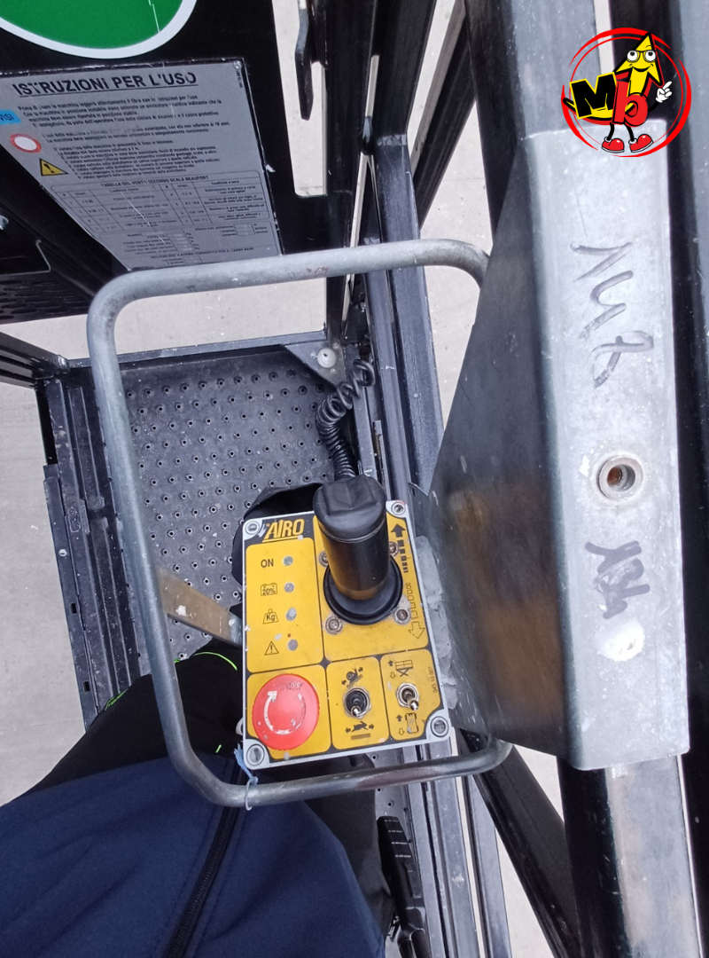 Plataforma elevadora compacta Airo X12 ideal para mantenimiento industrial
