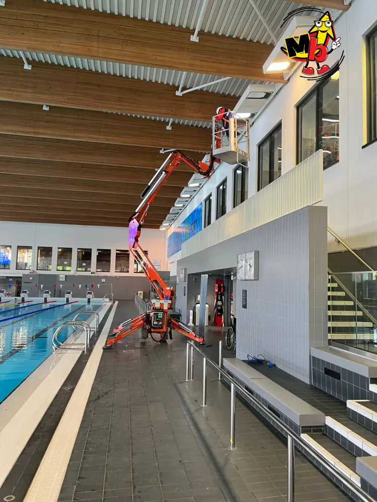 Plataforma araña EasyLift R130 trabajando en piscina - ideal espacios reducidos