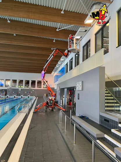 Plataforma araña EasyLift R130 trabajando en piscina - ideal espacios reducidos