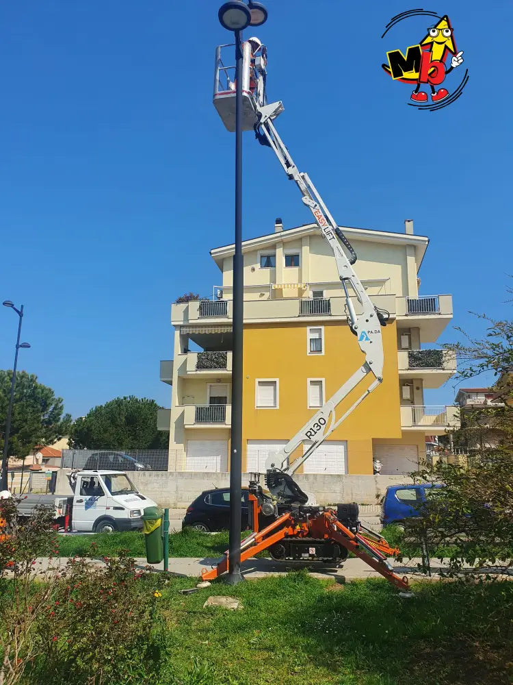 Araña EasyLift R130 con brazo articulado extendido para trabajos en altura