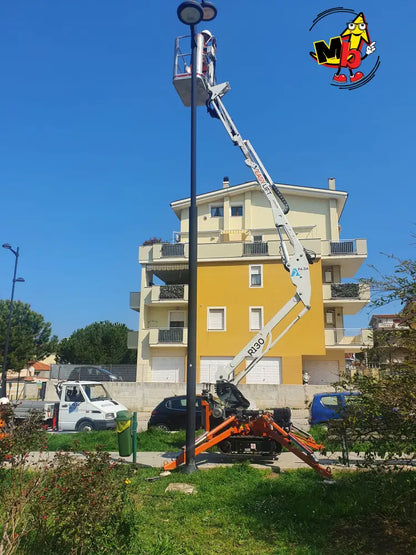 Araña EasyLift R130 con brazo articulado extendido para trabajos en altura