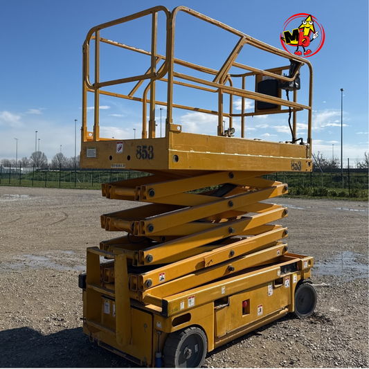 Plataforma elevadora Haulotte Compact 12 eléctrica de 12 metros en interior