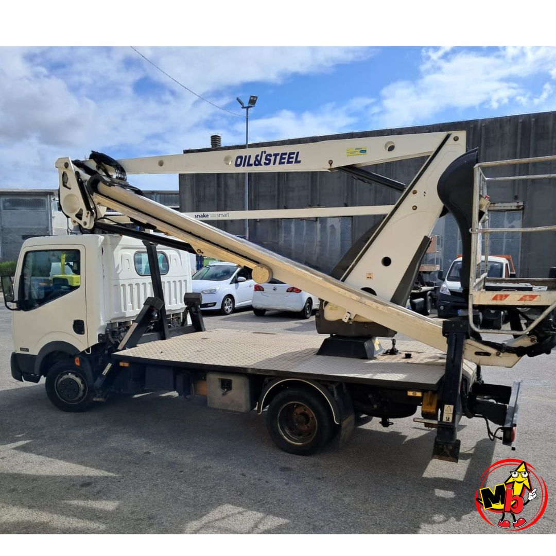 Plataforma elevadora Oil & Steel 189 usada vista completa sobre camión