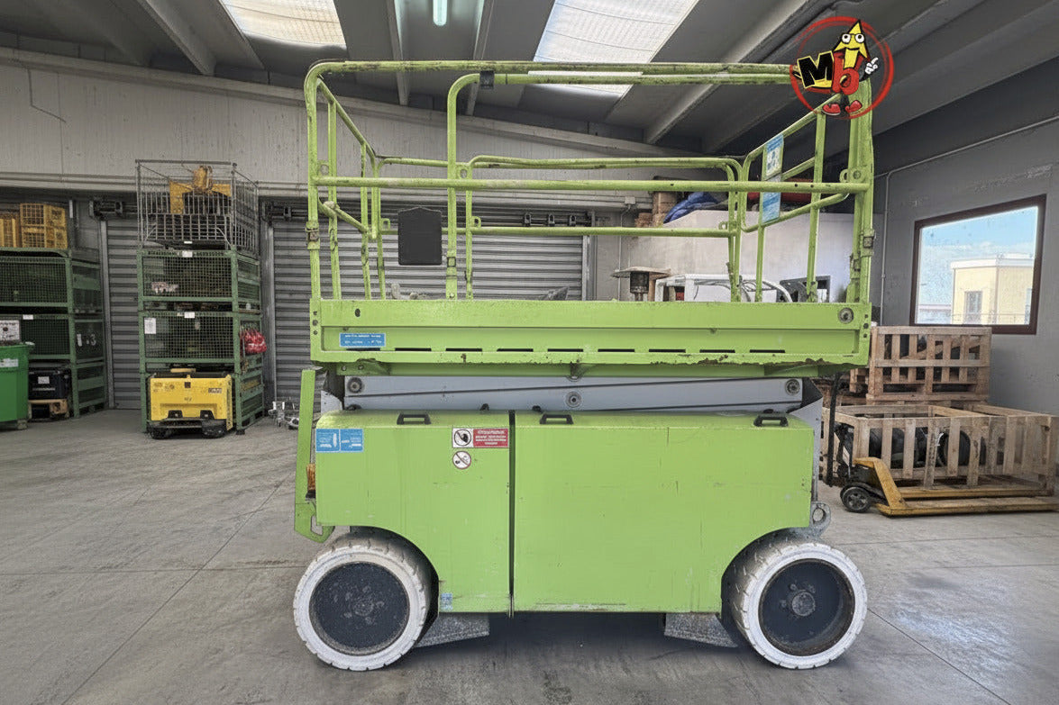 Plataforma elevadora eléctrica ITEC 12151 en uso profesional