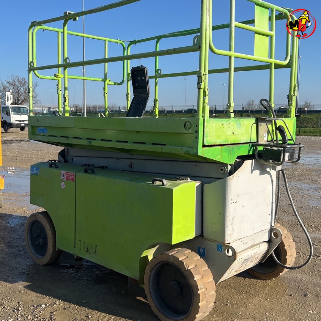 Plataforma elevadora de tijera Iteco 12151 con altura de trabajo de 14 metros