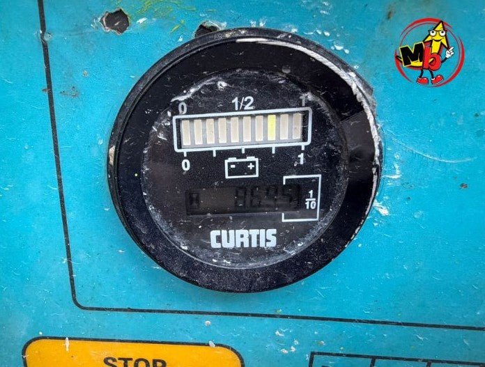 Medidor de batería Curtis en plataforma elevadora ITECO 7380 indicando carga casi completa