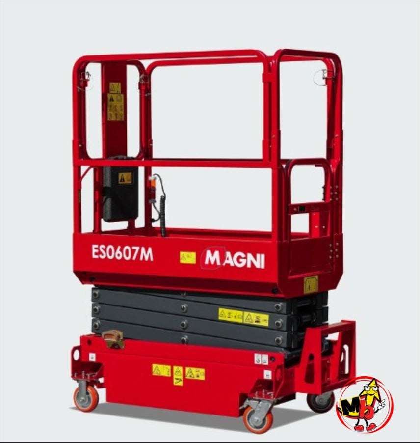 Elevador de tijera compacto Magni ES0607M maniobrando en pasillo estrecho