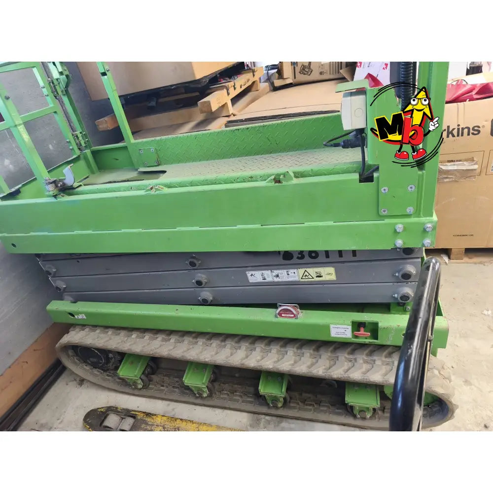 Detalle del tren de orugas de goma de la minitijera Fronteq FS0507T para terrenos difíciles