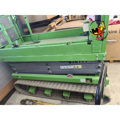 Detalle del tren de orugas de goma de la minitijera Fronteq FS0507T para terrenos difíciles