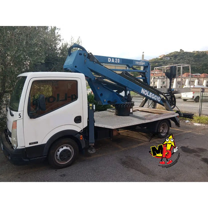 Vista lateral de la plataforma elevadora Socage DA 20 montada sobre camión