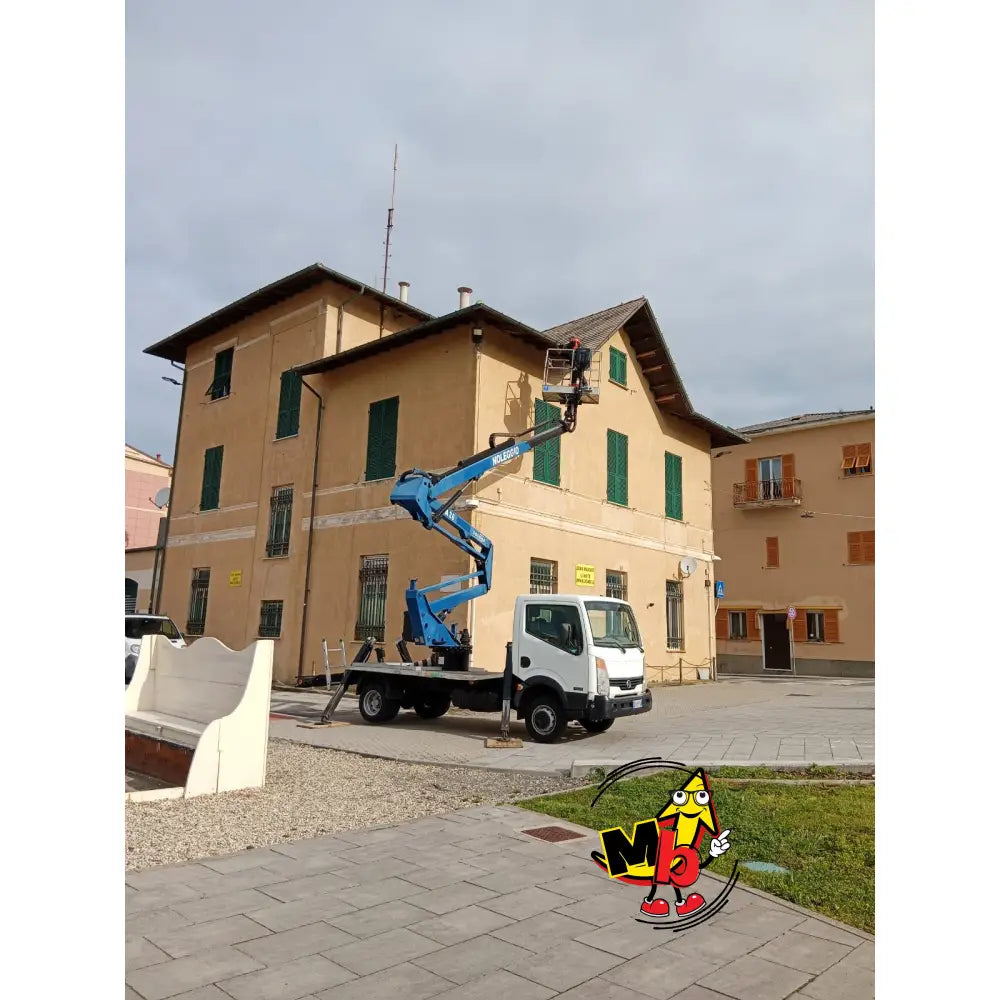 Plataforma elevadora Socage DA 20 sobre camión Nissan para trabajos en altura