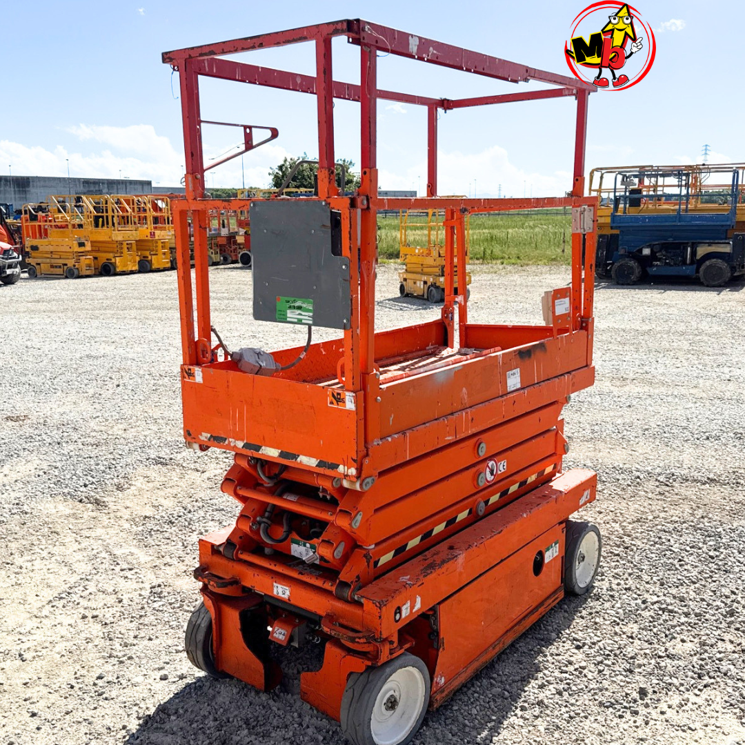 Plataforma compacta Skyjack 3219 para trabajos en interiores con pasillos estrechos

